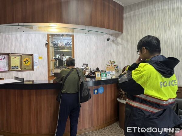 ▲台東太麻里警風雨中協助兄妹緊急安置。（圖／記者楊晨東翻攝）