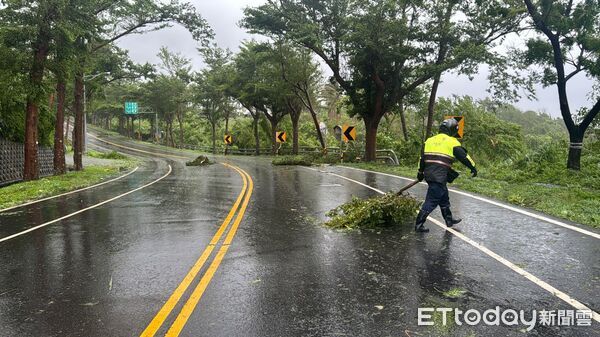 ▲警方風雨中排除路樹障礙守護行車安全。（圖／記者楊晨東翻攝）