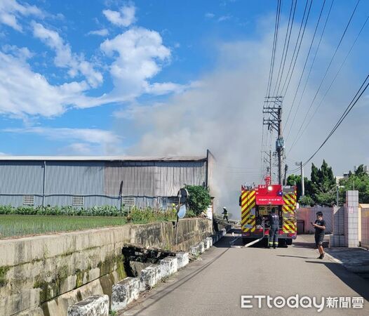 ▲▼烏日一棟機械手臂工廠起火，堆高機被燒毀。（圖／民眾提供，下同）