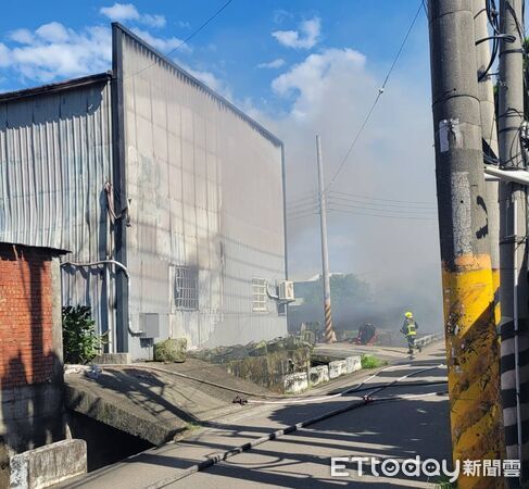 ▲▼烏日一棟機械手臂工廠起火，堆高機被燒毀。（圖／民眾提供，下同）