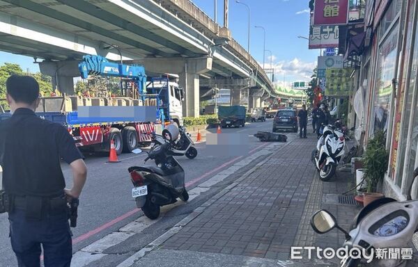 ▲新北市新莊區死亡車禍，騎士當場慘死。（圖／民眾提供）