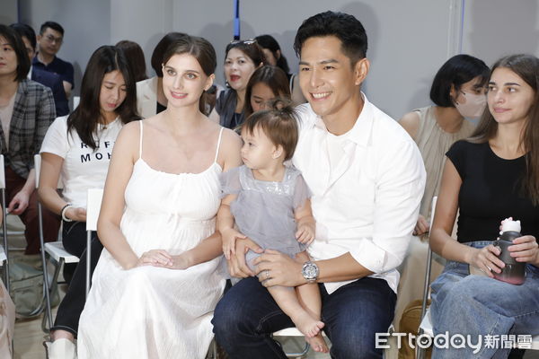 ▲▼I WOULD愛娪LOVE FLOW瑜伽球發表記者會，藝人祖雄佳娜夫妻著大寶內內一同出席。（圖／記者湯興漢攝）