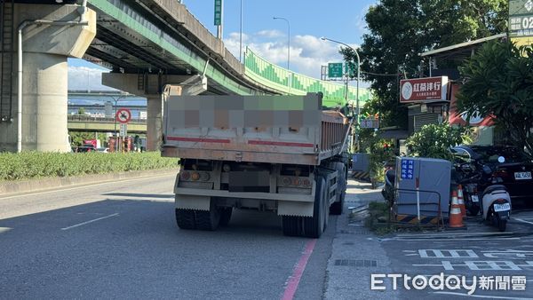 ▲新北市新莊區死亡車禍，騎士當場慘死。（圖／記者陳以昇攝）