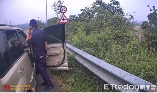▲▼  颱風天民眾車內昏迷瀕死，員警機警協助送醫 。（圖／竹崎分局提供）