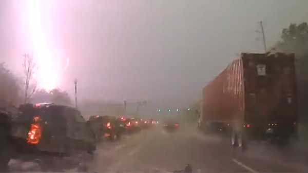 ▲▼     不是電影特效！雷擊瞬間「電光炸裂」噴火球　美警也看傻        。（圖／翻攝臉書Mount Pleasant Police Department）