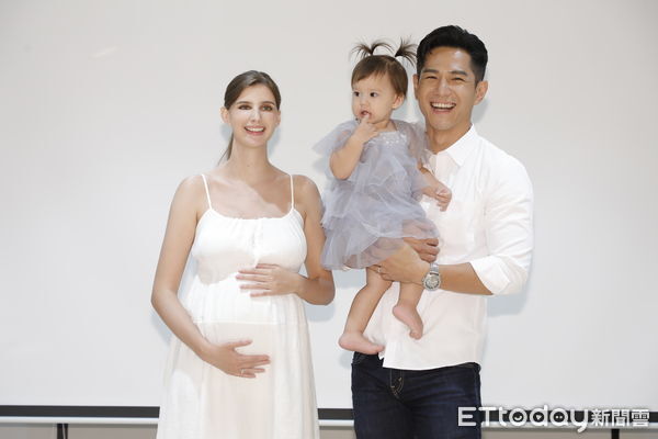 ▲▼I WOULD愛娪LOVE FLOW瑜伽球發表記者會，藝人祖雄佳娜夫妻著大寶內內一同出席。（圖／記者湯興漢攝）