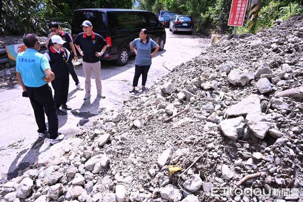 ▲▼徐榛蔚與富里鄉長、富里鄉農會總幹事及玉里鎮公所相關單位會勘金針花農損情形。（圖／花蓮縣政府提供，下同）