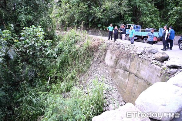 ▲▼徐榛蔚與富里鄉長、富里鄉農會總幹事及玉里鎮公所相關單位會勘金針花農損情形。（圖／花蓮縣政府提供，下同）