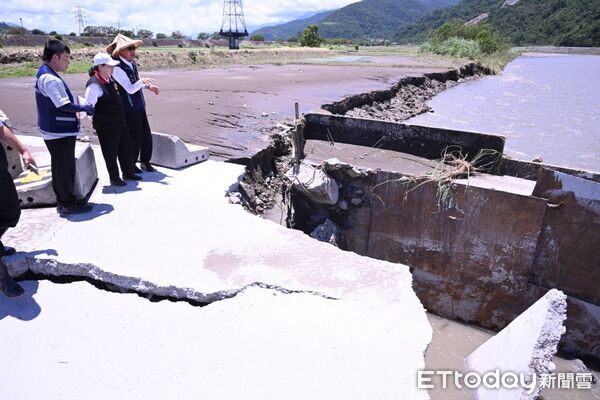 ▲▼徐榛蔚與富里鄉長、富里鄉農會總幹事及玉里鎮公所相關單位會勘金針花農損情形。（圖／花蓮縣政府提供，下同）