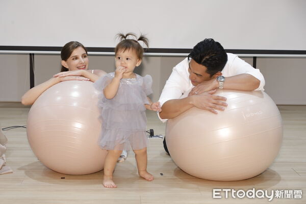 ▲▼I WOULD愛娪LOVE FLOW瑜伽球發表記者會，藝人祖雄佳娜夫妻著大寶內內一同出席。（圖／記者湯興漢攝）
