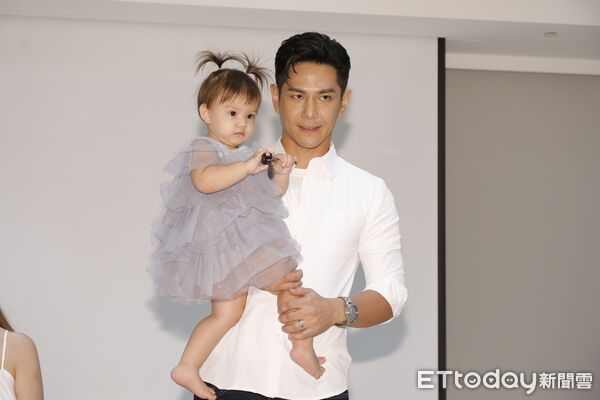 ▲▼I WOULD愛娪LOVE FLOW瑜伽球發表記者會，藝人祖雄佳娜夫妻著大寶內內一同出席。（圖／記者湯興漢攝）