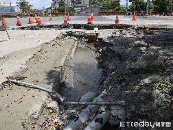 ▲▼ 翁章梁關心台1線水上段道路下陷修復工程    。（圖／嘉義縣政府提供）