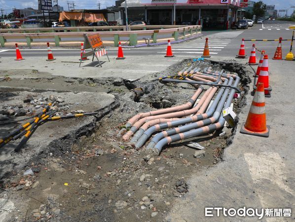 ▲▼ 翁章梁關心台1線水上段道路下陷修復工程    。（圖／嘉義縣政府提供）