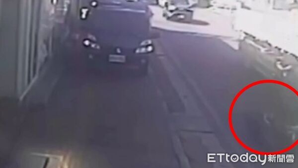 ▲新北市五股區死亡車禍，騎士當場慘死。（圖／記者陳以昇翻攝）