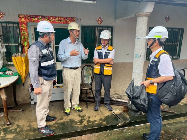 ▲▼內政部同仁偕同施工廠商進行民宅勘查。（圖／內政部提供）