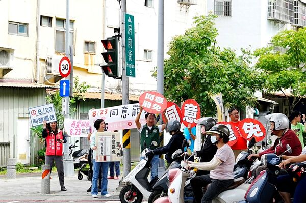 ▲▼民進黨台中黨公職仍持續站路口宣傳。（圖／何欣純國會辦公室提供）