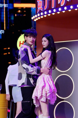 ▲黃子韜不滿徐藝洋露出美腿。（圖／翻攝自微博）