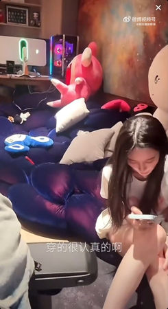 ▲黃子韜不滿徐藝洋露出美腿。（圖／翻攝自微博）