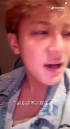 ▲黃子韜不滿徐藝洋露出美腿。（圖／翻攝自微博）