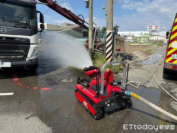▲台南市安南區安和路發生瓦斯外洩事故，消防機器人出動協助瓦斯外洩防護作業，降低人員風險。（圖／記者林東良翻攝，下同）