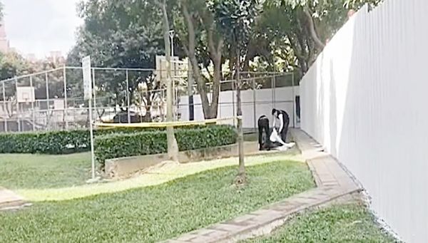 ▲桃園市23歲陳姓男子於2022年10月5日清晨被發現陳屍在桃園區溫州公園籃球場旁，警方會同葬儀社人員到場處理。（資料照／民眾提供）