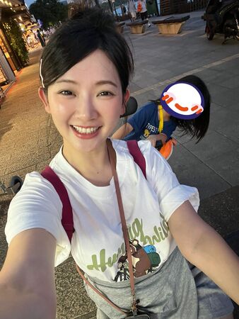 ▲優格姐姐引導女兒，要溫柔地請哥哥幫忙。（圖／翻攝自Facebook／優格 - Doremi姐姐）