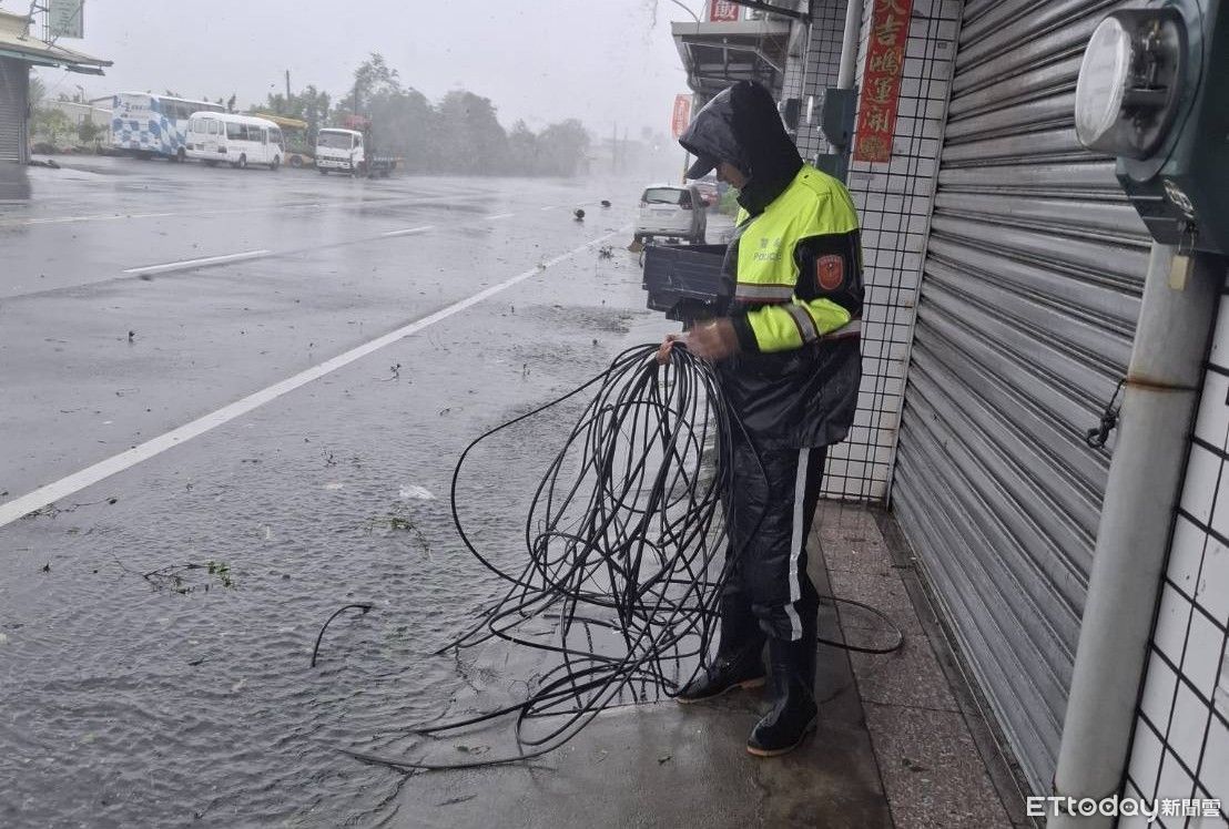 楊柳橫掃台東　太麻里警冒風雨清除掉落電線