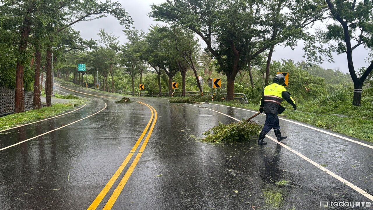 楊柳襲台　東河、都蘭警風雨中排除倒樹守護交通