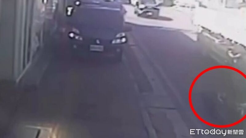 五股砂石車奪命瞬間！車輪「2度輾壓」開20m才停下　騎士爆頭慘死