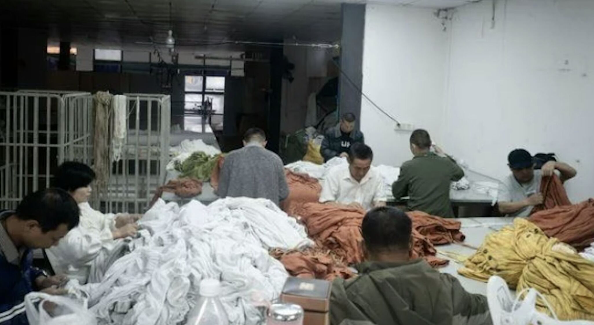 ▲廣州一間製衣工廠結合洗腎病友，讓他們自食其力賺取透析費用。（圖／翻攝新京報）