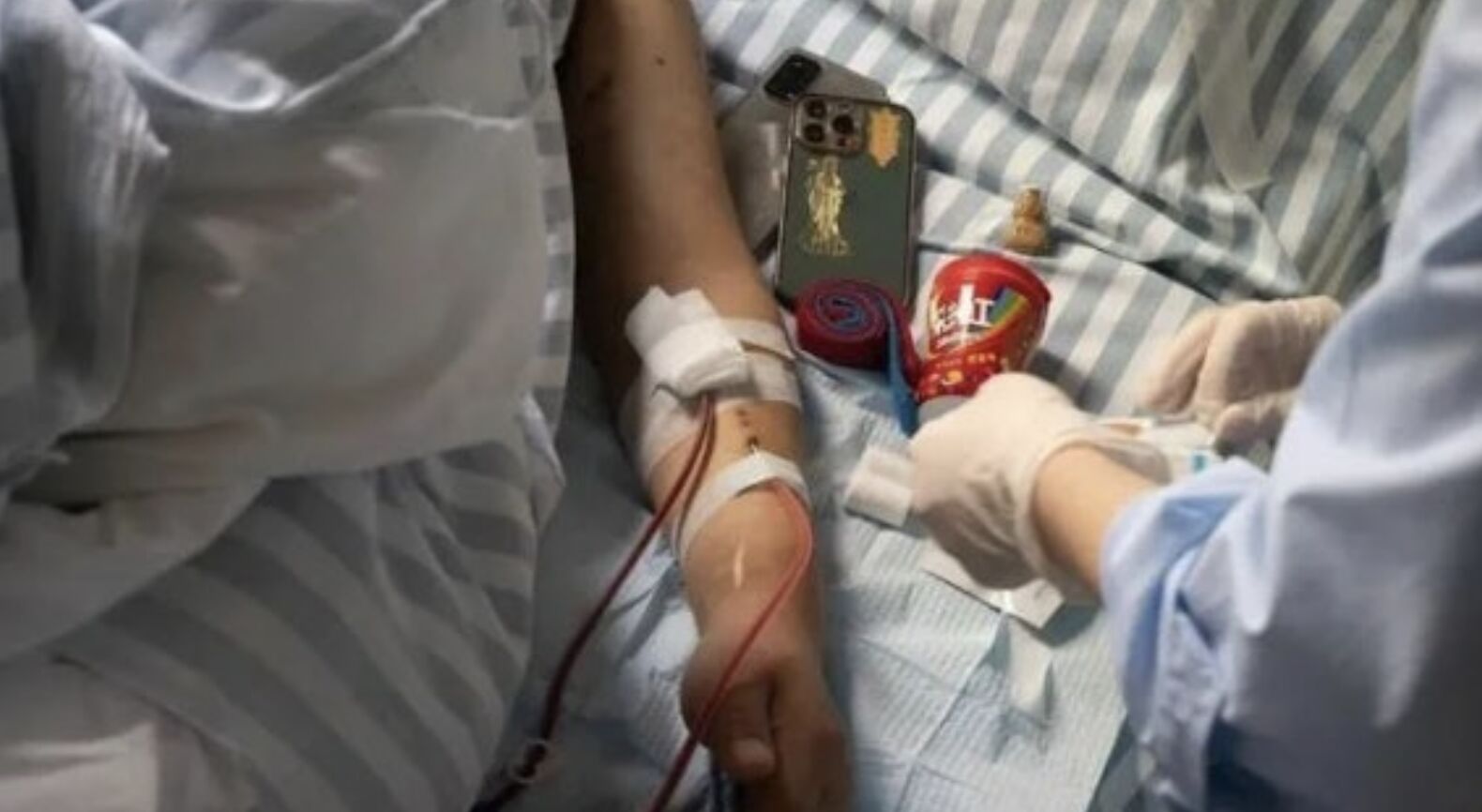 ▲廣州一間製衣工廠結合洗腎病友，讓他們自食其力賺取透析費用。（圖／翻攝新京報）