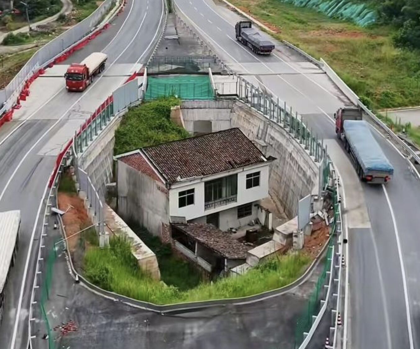 ▲江西撫州最強釘子戶，被高速公路環繞的「金溪之眼」。（圖／翻攝極目新聞）
