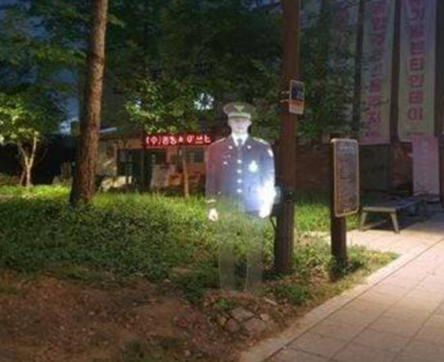 ▲▼首爾警察在公園引入3D警察。（圖／翻攝首爾中央警察署部）