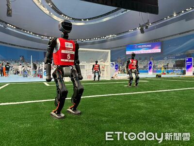世界人形機器人運動會開幕　踢足球「仆街」全場笑翻