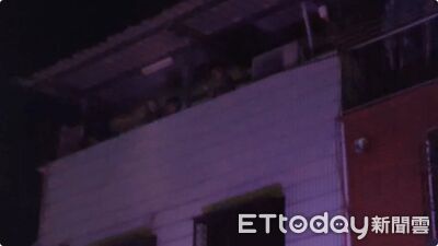 高雄鳳山透天厝火警！一家四口頂樓求援　疑露營用電池釀禍