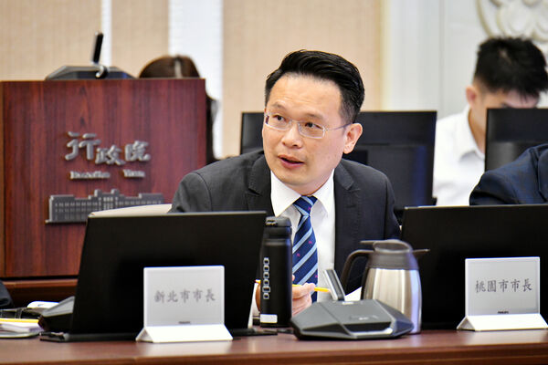 ▲桃園市副市長蘇俊賓今天出席行政院會，針對行政院統刪各縣市一般性補助款25%，呼籲中央各部會也應該先向地方討論出補助調整原則。（圖／行政院提供）