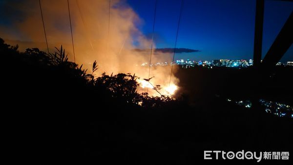 ▲▼快訊／大同山20歲男「爬電塔觸電」引火燒山　待台電斷電才能送醫。（圖／民眾提供）