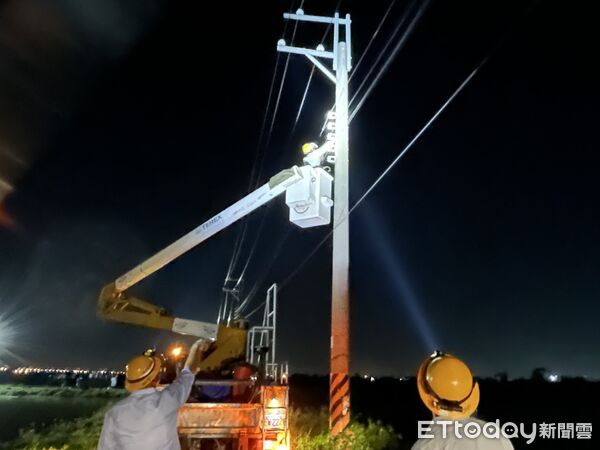 ▲台電新營區處夜間持續搶修零星停電事故，復電率已達99.5%。（記者林東良翻攝，下同）