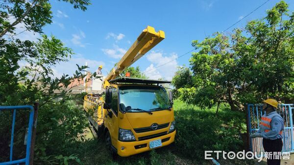 ▲台電新營區處夜間持續搶修零星停電事故，復電率已達99.5%。（記者林東良翻攝，下同）