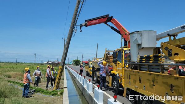 ▲台電新營區處夜間持續搶修零星停電事故，復電率已達99.5%。（記者林東良翻攝，下同）