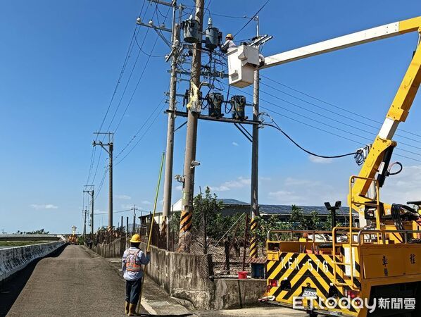 ▲台電新營區處夜間持續搶修零星停電事故，復電率已達99.5%。（記者林東良翻攝，下同）