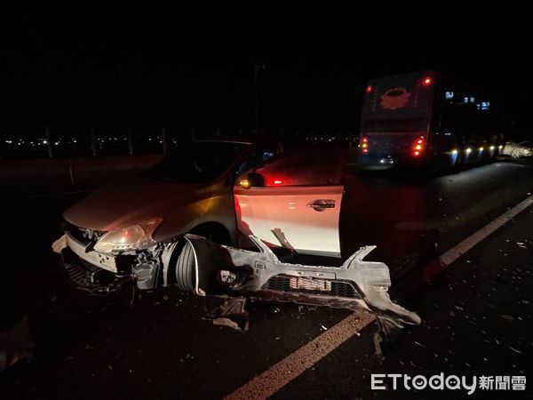 ▲▼嘉義台82線快道路11K，3車連環撞。（圖／記者翁伊森翻攝）
