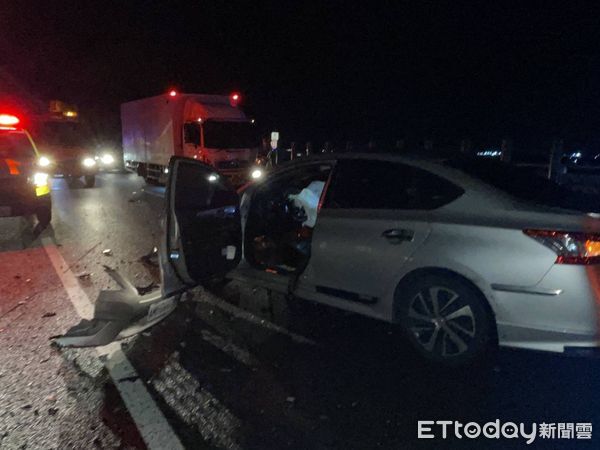 ▲▼嘉義台82線快道路11K，3車連環撞。（圖／記者翁伊森翻攝）