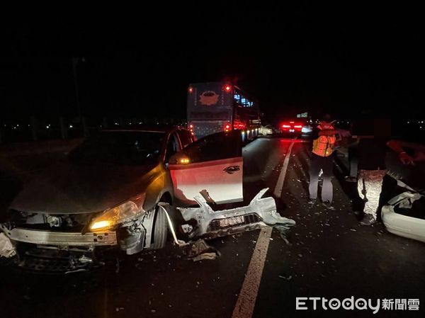 ▲▼嘉義台82線快道路11K，3車連環撞。（圖／記者翁伊森翻攝）