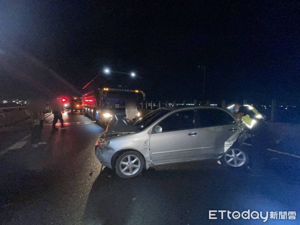 ▲▼嘉義台82線快道路11K，3車連環撞。（圖／記者翁伊森翻攝）