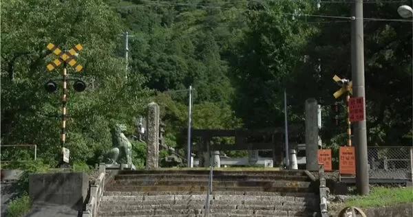 55歲台灣遊客在陶山神社內的平交道上，遭列車撞上身亡。（圖／翻攝自X／＠rkbnews4ch）