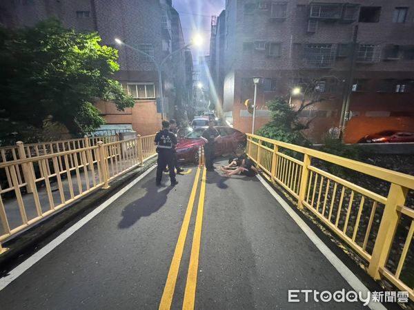 ▲▼高雄男拒檢亡命飛車！上橋自撞燈桿搜出「喪屍菸彈」，2男狼狽被逮。（圖／記者賴文萱翻攝）
