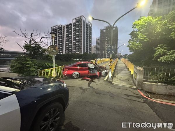 ▲▼高雄男拒檢亡命飛車！上橋自撞燈桿搜出「喪屍菸彈」，2男狼狽被逮。（圖／記者賴文萱翻攝）