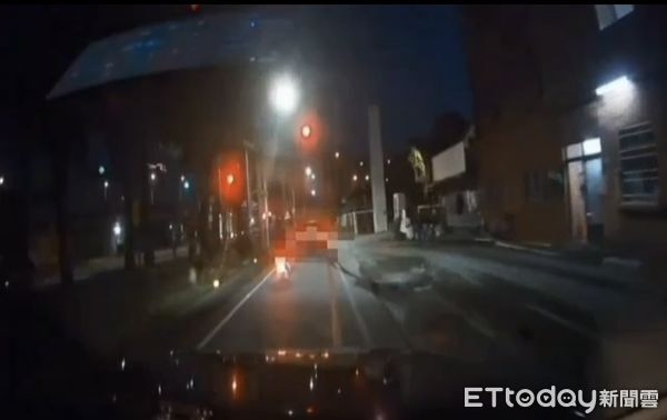 ▲▼高雄男拒檢亡命飛車！上橋自撞燈桿搜出「喪屍菸彈」，2男狼狽被逮。（圖／記者賴文萱翻攝）