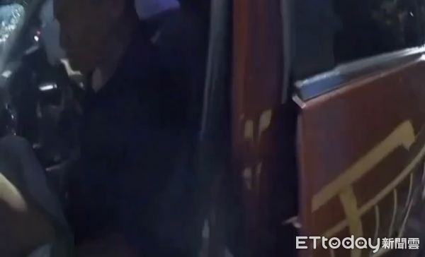 ▲▼高雄男拒檢亡命飛車！上橋自撞燈桿搜出「喪屍菸彈」，2男狼狽被逮。（圖／記者賴文萱翻攝）